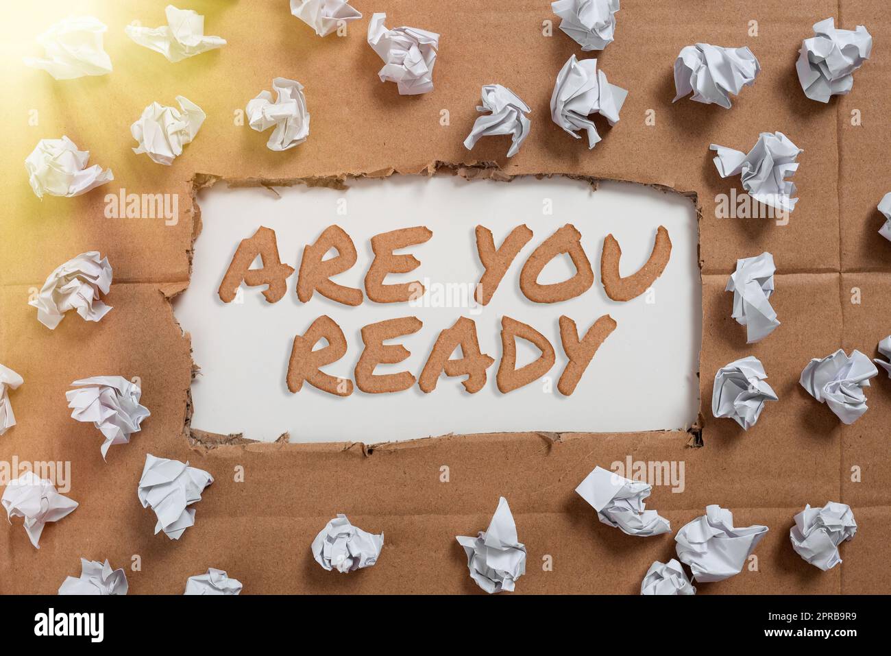 Handschriftliches Schild Are You Ready. Business-Showcase-Aufmerksamkeit Vorbereitung Dringlichkeit Spiel Start Beeilen Sie sich Wide Awake wichtige Ideen, die unter zerrissener Pappe mit Papierumschlägen verfasst sind. Stockfoto