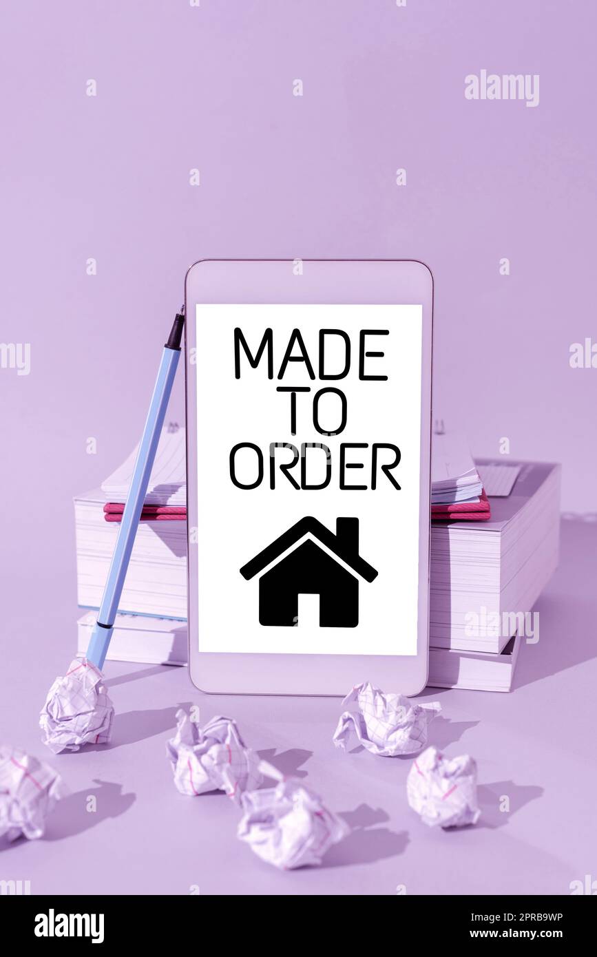 Inspiration mit einem Schild „Made to Order“. Konzeptfoto etwas speziell für jemanden maßgeschneidert authentische wichtige Nachrichten präsentiert auf dem Handy Leaning on Books and Notebook. Stockfoto