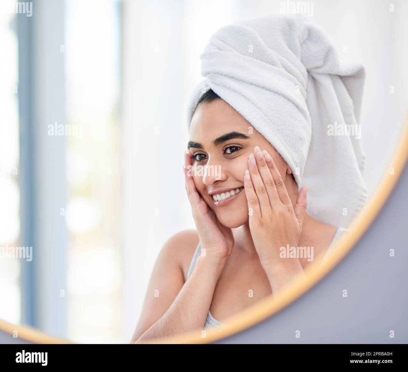 Meine Dermatologin wird so zufrieden sein mit meinem Fortschritt. Junge Frau bewundert sich in ihrem Badezimmerspiegel. Stockfoto