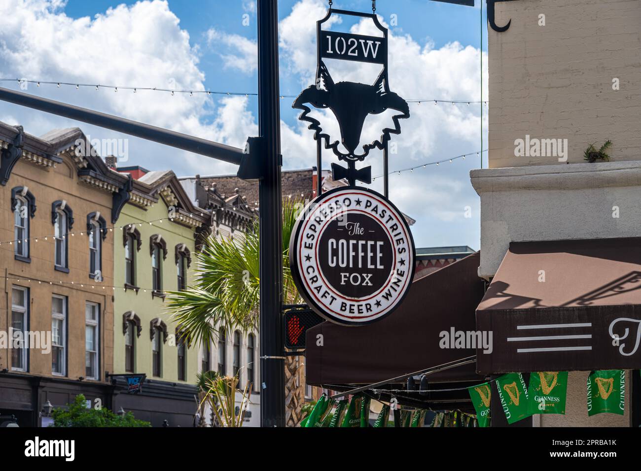 The Coffee Fox in der Broughton Street im historischen Savannah, Georgia, serviert Kaffeespezialitäten, Espresso, Gebäck, Craft-Bier und Wein. (USA) Stockfoto