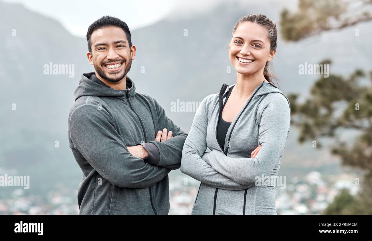Waren bereit, den Tag zu laufen. Porträt eines sportlichen jungen Mannes und einer jungen Frau, die im Freien trainieren. Stockfoto