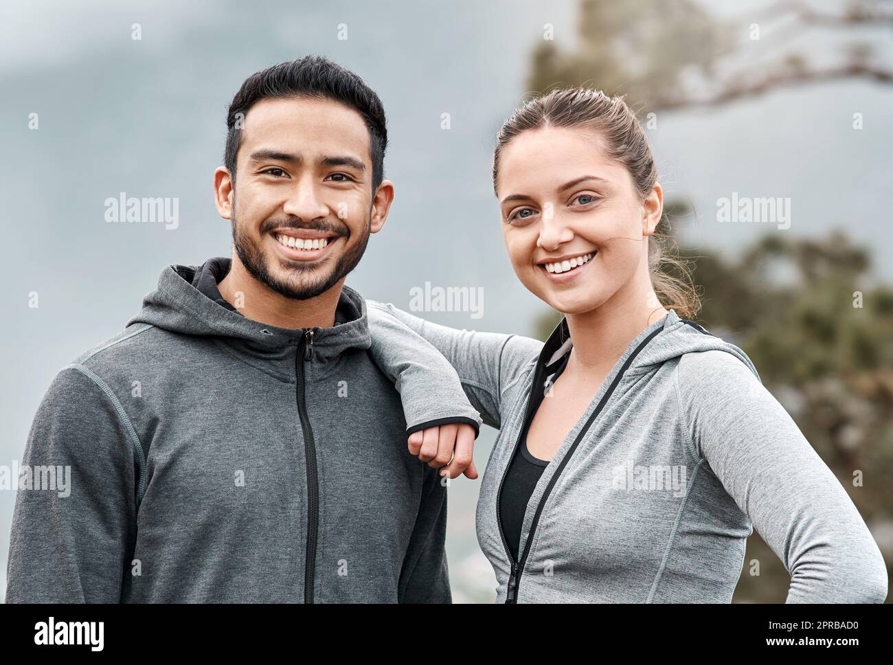 Wir fahren regelmäßig gemeinsam auf die Trails. Porträt eines sportlichen jungen Mannes und einer jungen Frau, die im Freien trainieren. Stockfoto