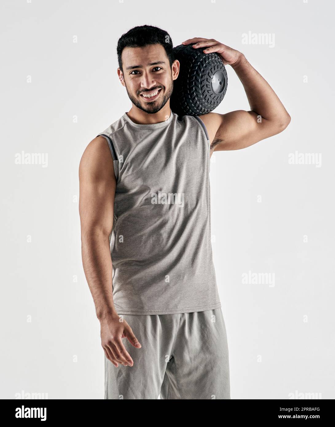 Sei stark, positiv und voller Bestie-Modus. Studioporträt eines muskulösen jungen Mannes, der einen Übungsball vor einem weißen Hintergrund hält. Stockfoto