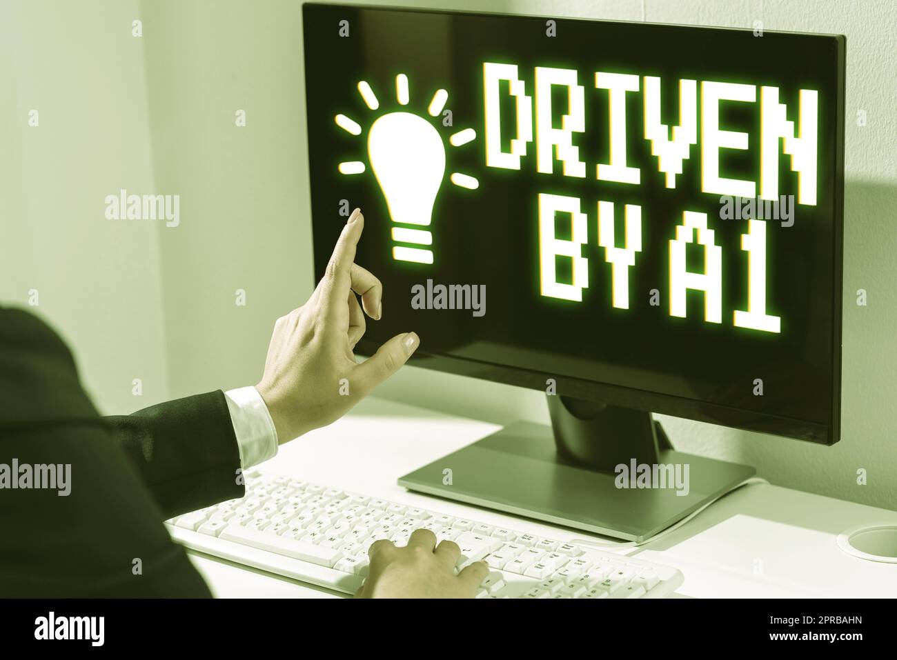 Inspiration mit Schild „Driven by A1“. Geschäftsbewegung oder Steuerung durch einen erstklassigen Fahrer in der Gesellschaft Frau, die Updates auf Lap Top eingibt und mit einem Finger auf neue Ideen zeigt. Stockfoto