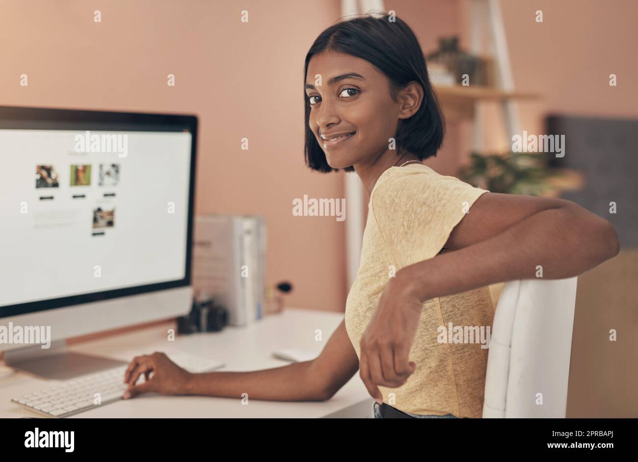 Erste Regel der Arbeit von zu Hause aus erhalten einige gute WiFi. Porträt einer jungen Frau, die einen Computer benutzt, während sie von zu Hause aus arbeitet. Stockfoto