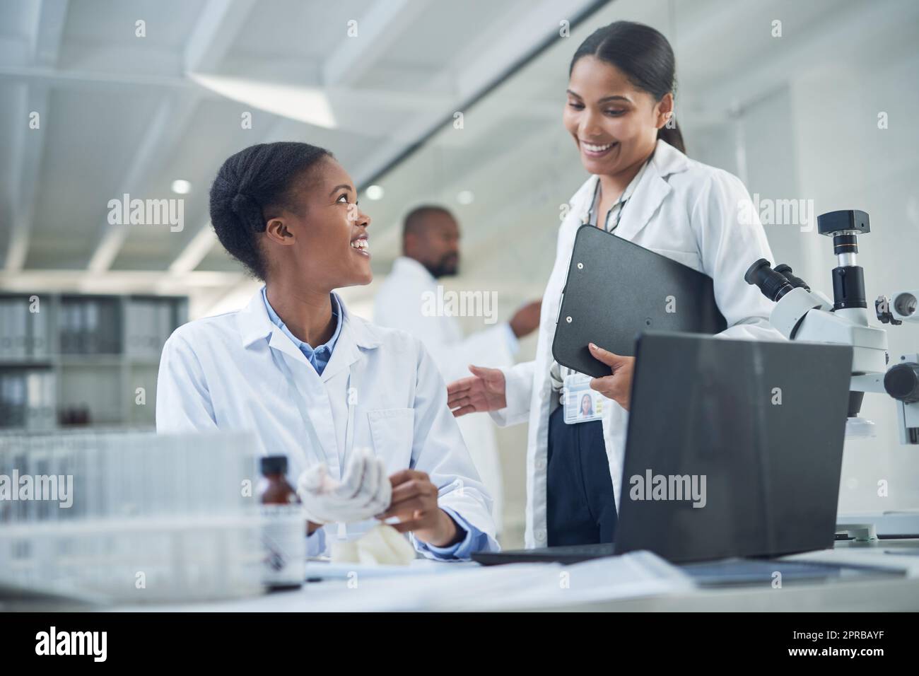 Inspirierende Köpfe inspirieren sich gegenseitig. Zwei junge Wissenschaftler diskutieren in einem Labor. Stockfoto