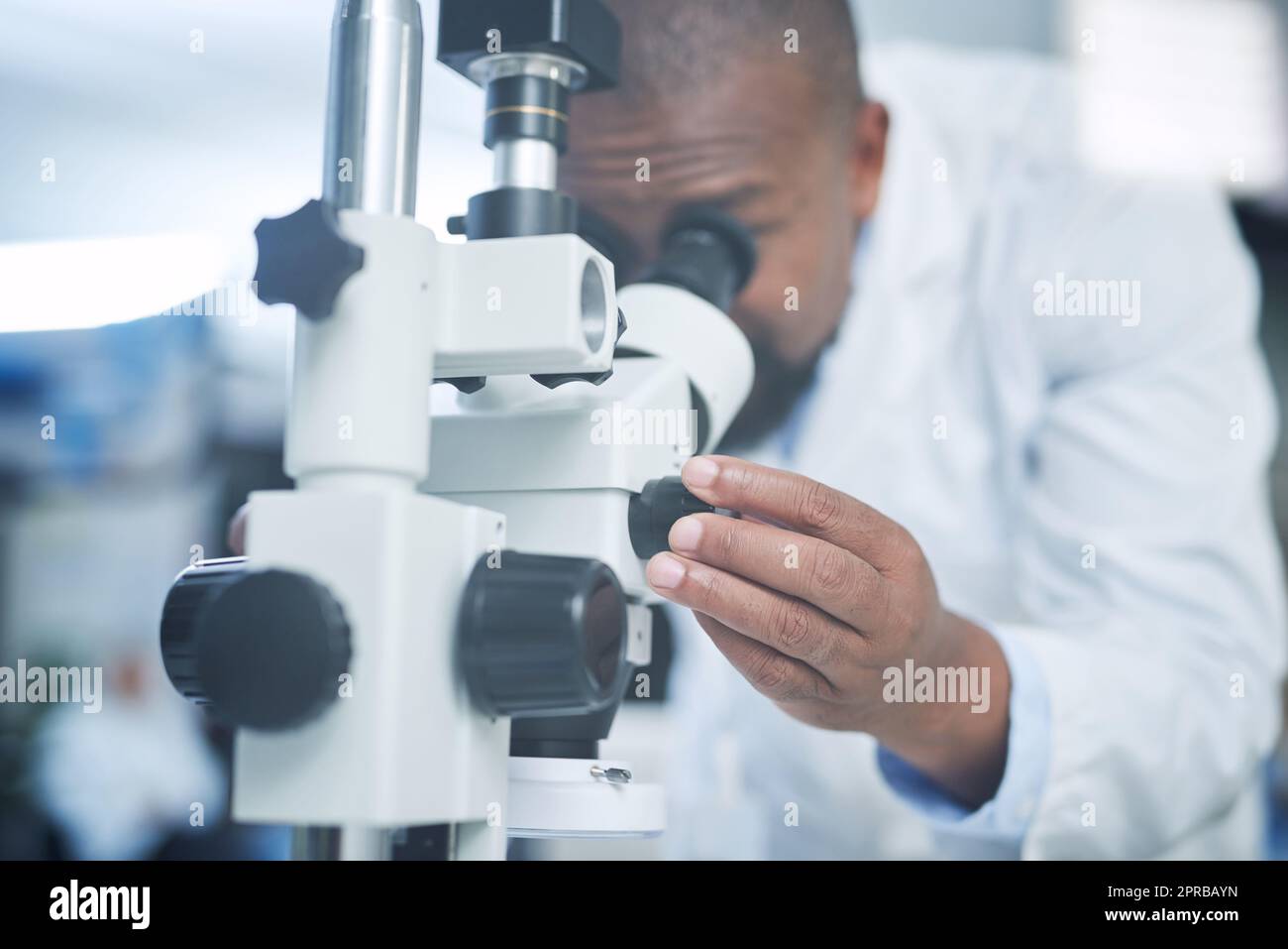 Halten Sie Ihre Augen offen für Möglichkeiten. Ein Wissenschaftler mit einem Mikroskop während der Forschung in einem Labor. Stockfoto