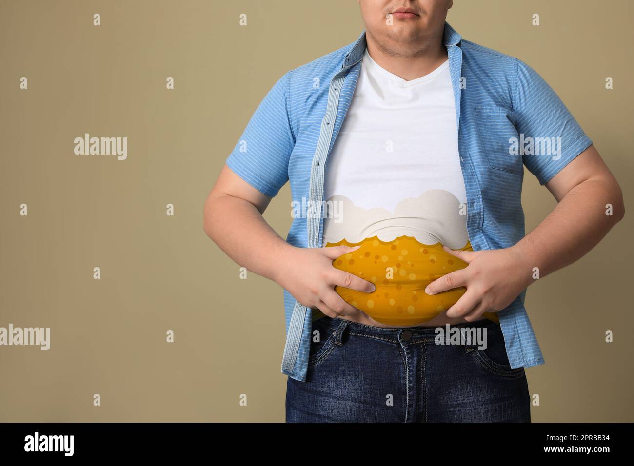 Bierbauch-Problem. Übergewichtiger Mann mit beigem Hintergrund, Nahaufnahme Stockfoto