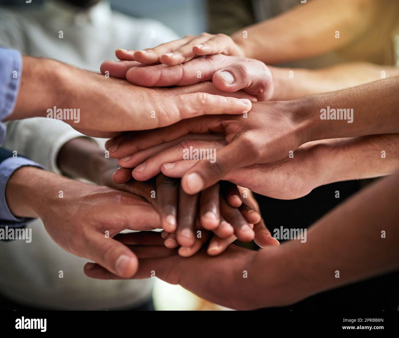 Vielfältige Hände in Einheit, Unterstützung und Teamarbeit in einem erfolgreichen Unternehmen. Gruppe von Mitarbeitern, Kollegen und Kollegen, die Vertrauen, Sieg und Motivation miteinander verbinden Stockfoto