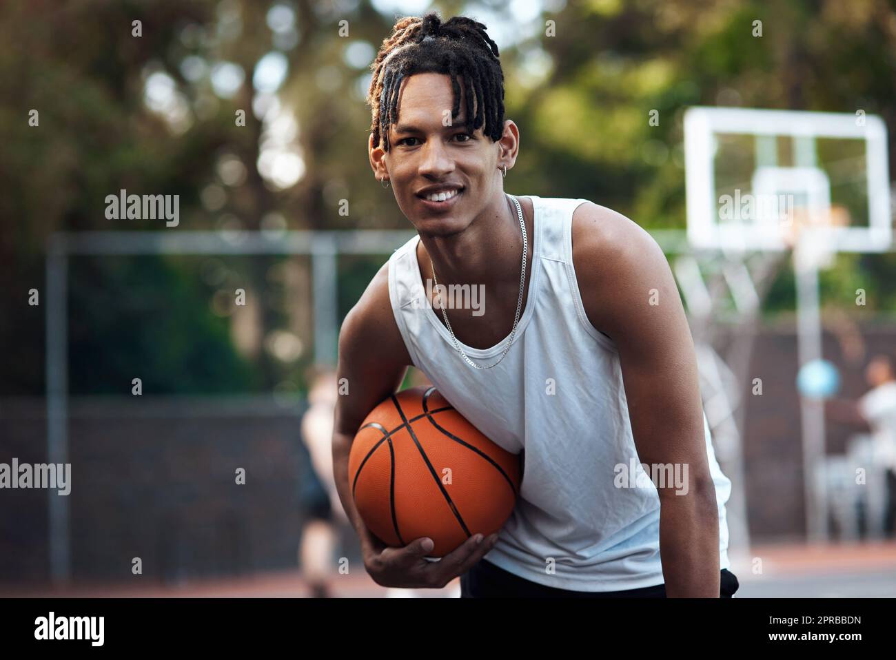 Schwer zu spielen, aber leicht zu spielen. Porträt eines sportlichen jungen Mannes, der auf einem Basketballplatz steht. Stockfoto