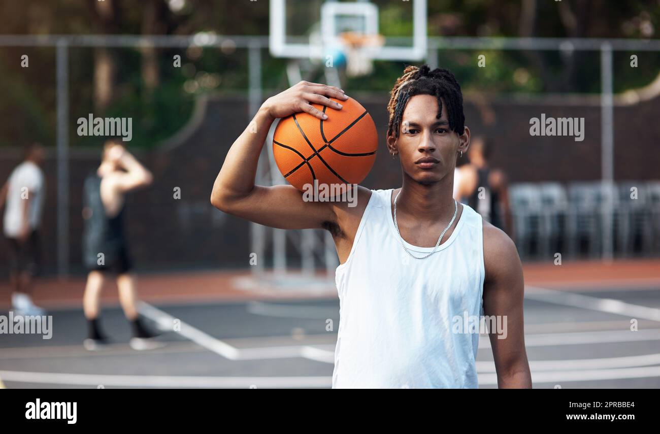 HES hat Fähigkeiten wie Michael Jordan. Porträt eines sportlichen jungen Mannes, der auf einem Basketballplatz steht. Stockfoto
