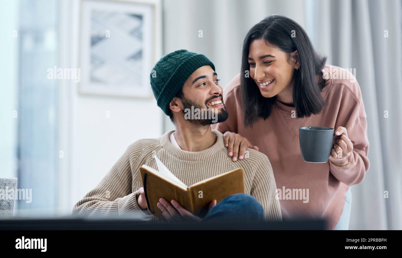 Das Erreichen ihrer Ziele von zu Hause aus. Ein junges Paar, das gemeinsam Notizen übergeht, während es von zu Hause aus arbeitet. Stockfoto
