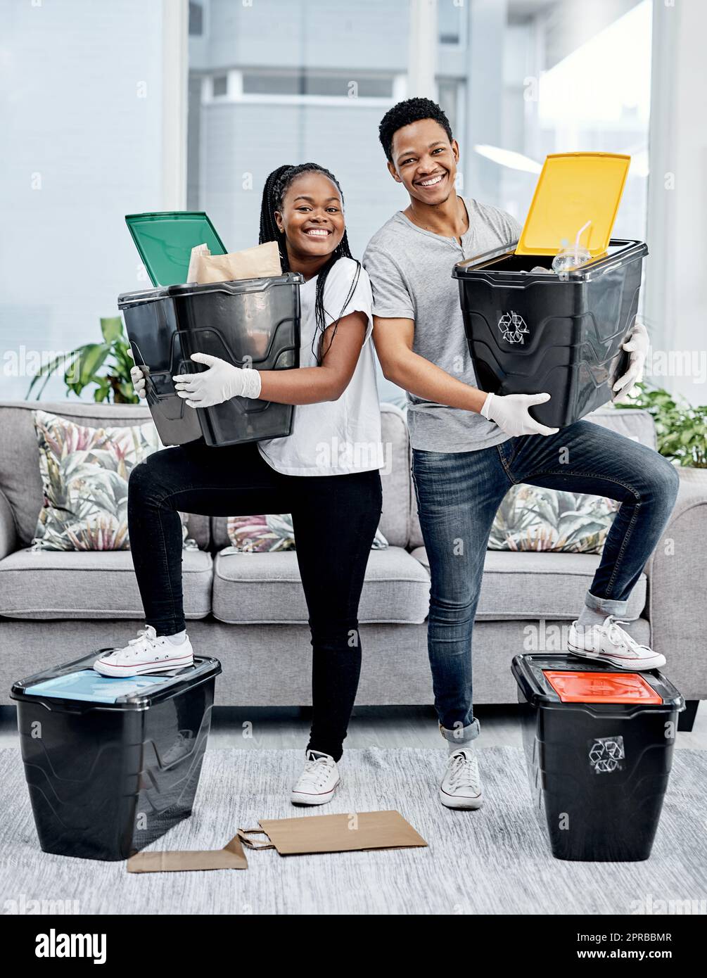 Verschwenden Sie es nicht, sparen Sie es. Ein junges Paar recycelt ihren Müll zu Hause. Stockfoto