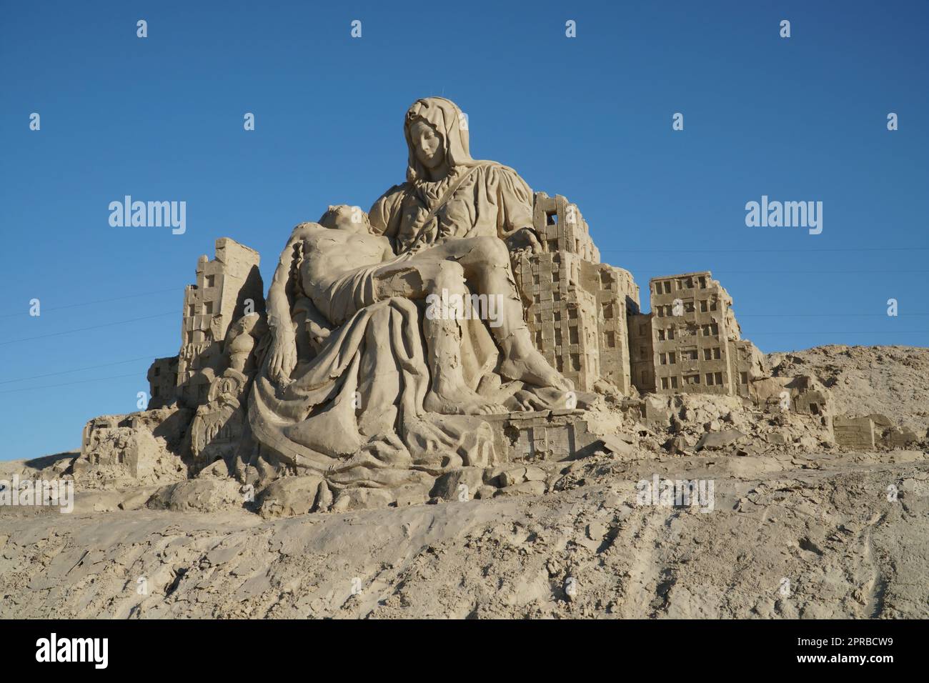 Jelgava, Lettland - 22. April 2023. Ukraine und menschlicher Tod. Die große Sandskulptur symbolisiert einen Freiheitskampf. Ein Umweltkunstobjekt B. Stockfoto