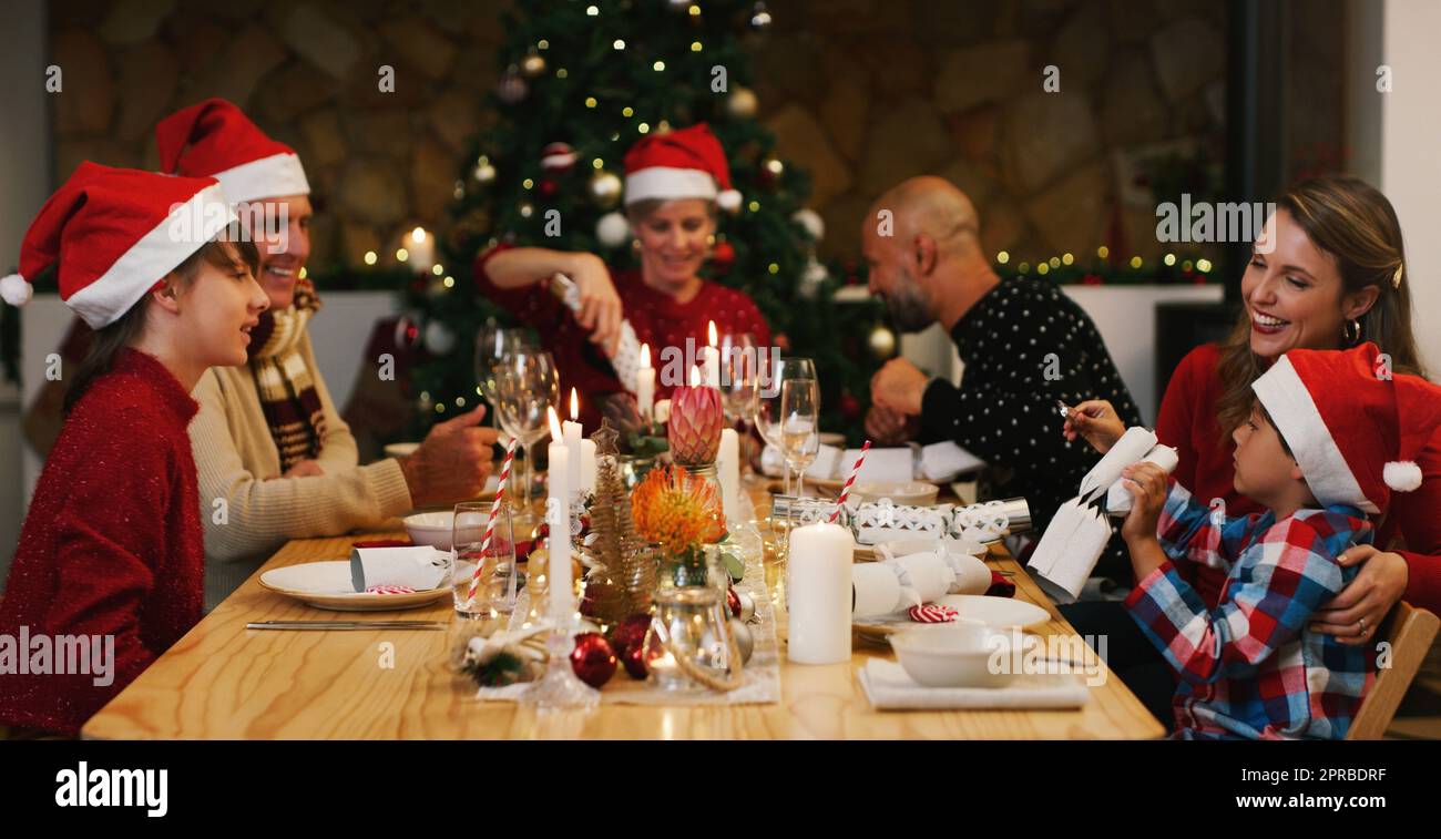 Das wunderbarste Geschenk ist es, mit der Familie zusammen zu sein. Eine glückliche Familie, die zu Hause gemeinsam ein Weihnachtsessen hat. Stockfoto