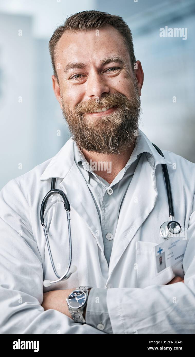 Ärzte besitzen die besonderen Fähigkeiten, um zu heilen. Porträt eines Arztes, der in einem Krankenhaus steht. Stockfoto