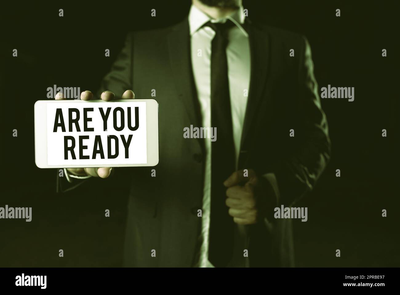 Inspiration mit dem Schild Are You Ready. Konzeptionelle Fotowarnung Vorbereitung Dringlichkeit Spiel starten Beeilen Sie sich, großer, wacher Geschäftsmann, der wichtige Informationen auf dem Telefonbildschirm präsentiert. Stockfoto