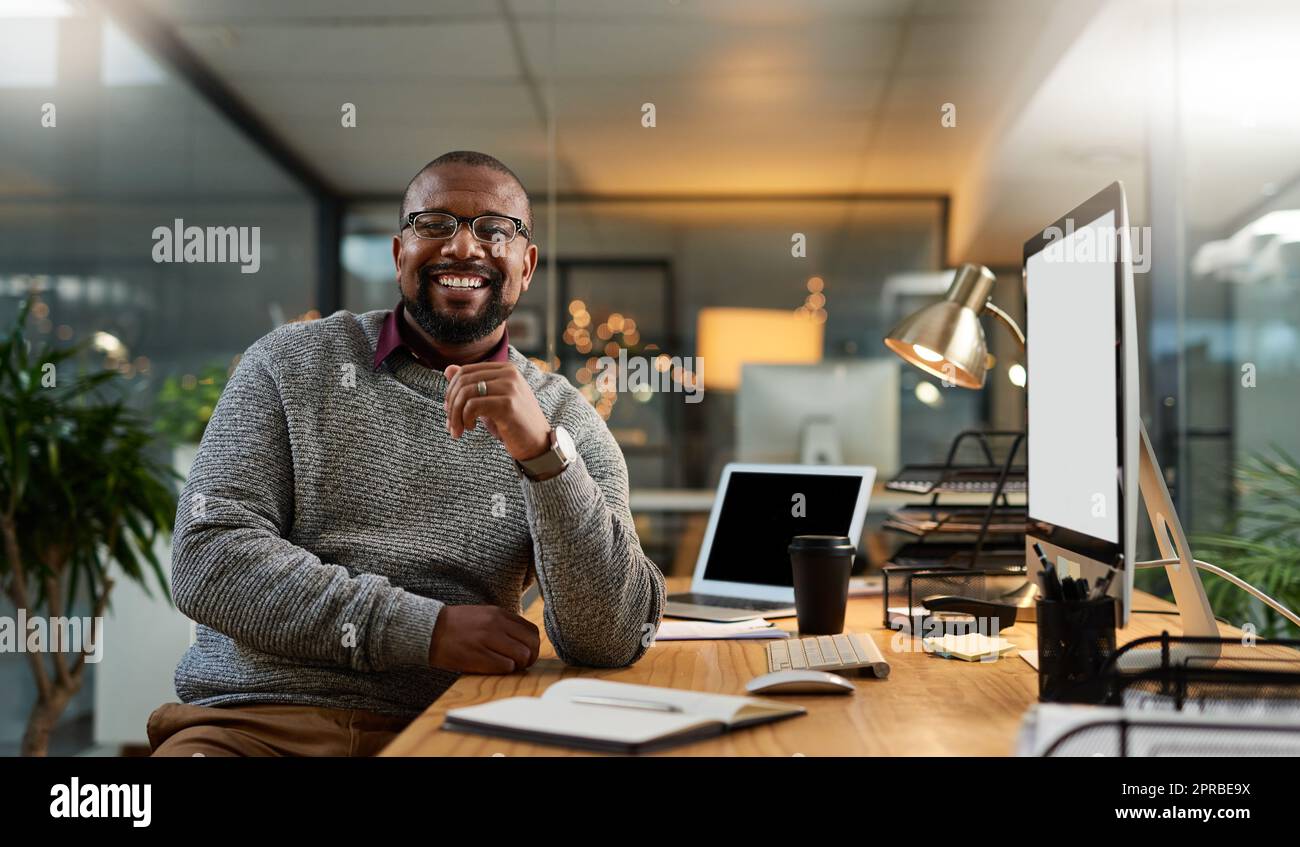 Zeig dich Tag und Nacht zu deinen Zielen. Verkürztes Porträt eines gutaussehenden, reifen Geschäftsmanns, der während einer Spätschicht allein an seinem Schreibtisch sitzt. Stockfoto