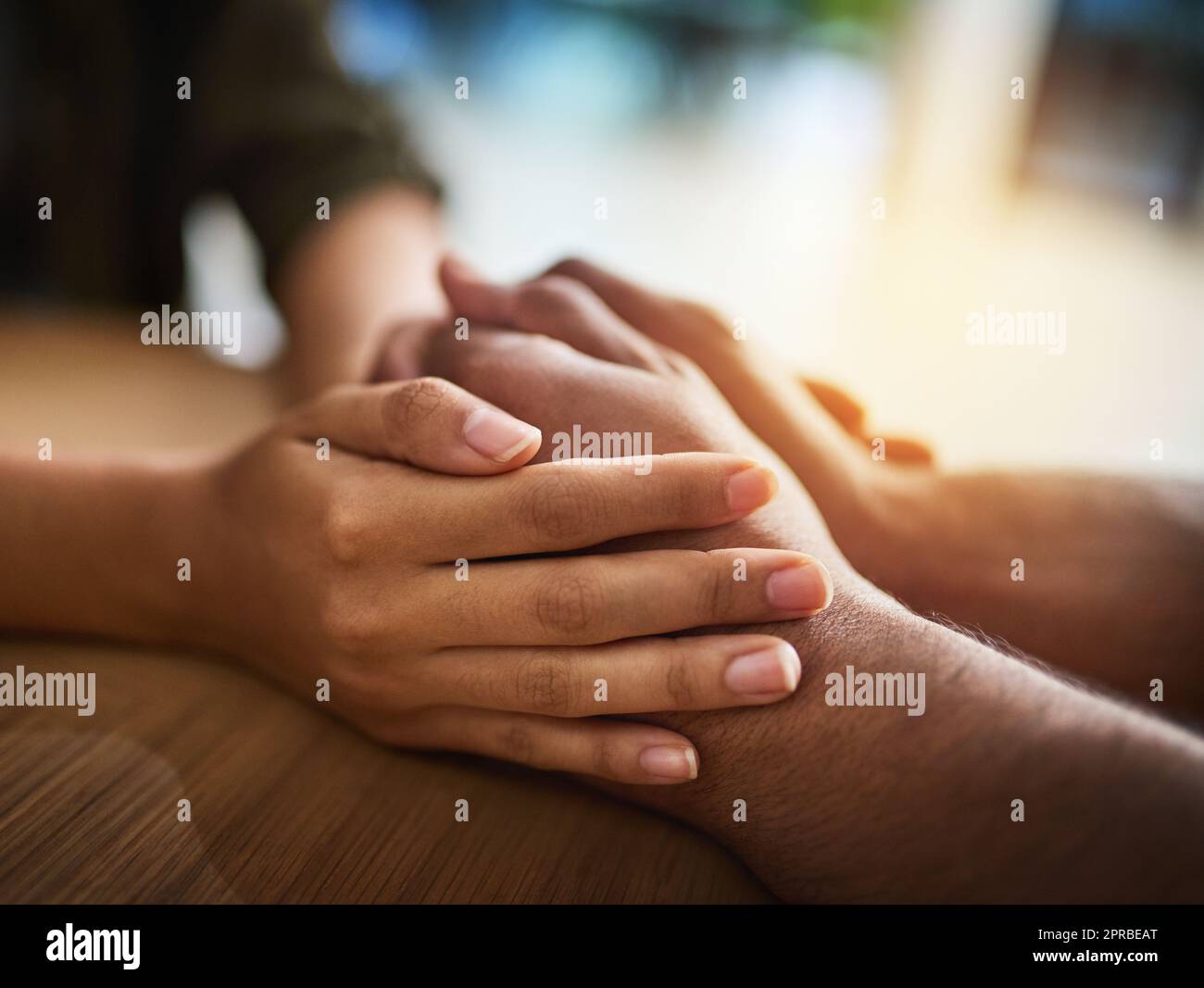 Händchenhalten zeigt Fürsorge, Liebe und Unterstützung zwischen Freunden, Paar oder Familie. Menschen trösten, geben Zuneigung und trösten mit einer Handgeste und Berührung für Mitgefühl, Einfühlungsvermögen und Freundlichkeit Stockfoto