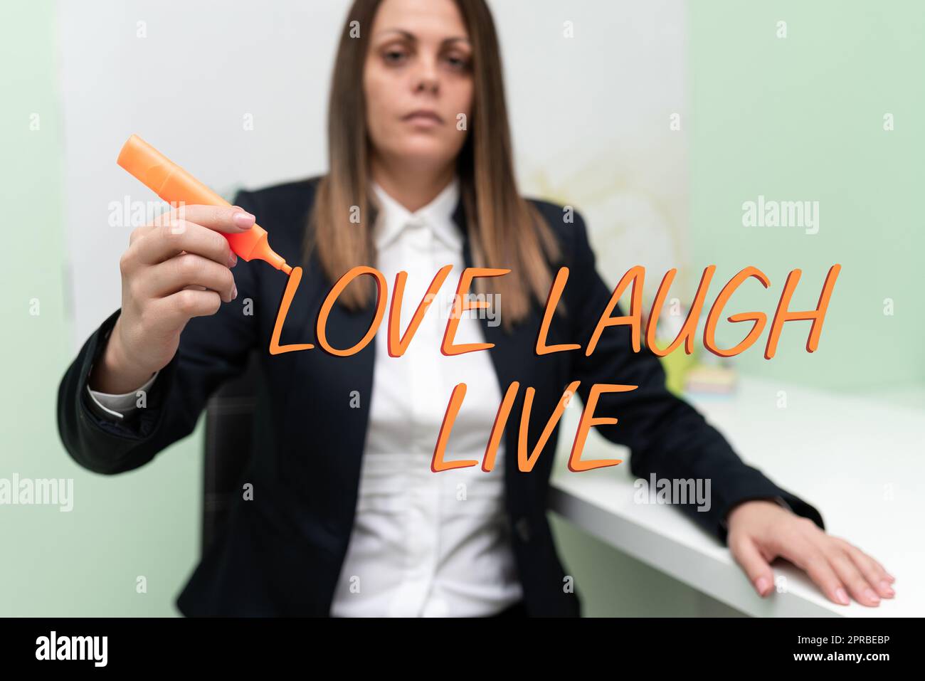 Konzeptionelle Überschrift Love Laugh Live. Geschäftsidee positiv inspirieren Genießen Sie Ihren Tag mit Lachen guter Humor Geschäftsfrau, die mit einer Hand Marker hält und wichtige Ideen zeigt. Stockfoto