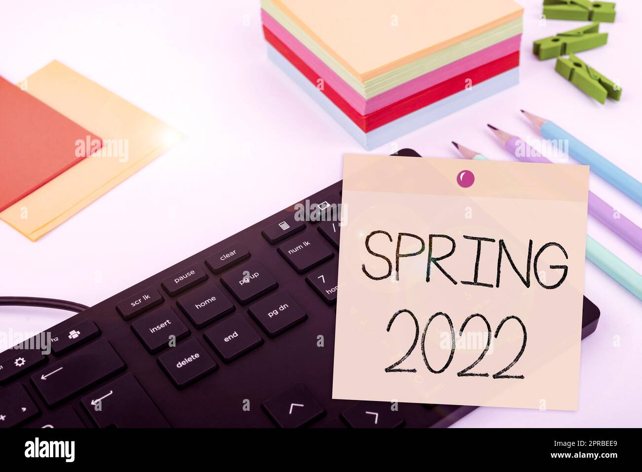 Konzeptionelle Überschrift Frühjahr 2022. Business Showcase Jahreszeit, in der die Blumen nach der Wintersaison aufsteigen Computertastatur und Symbol.Informationsmedium für Kommunikation. Stockfoto