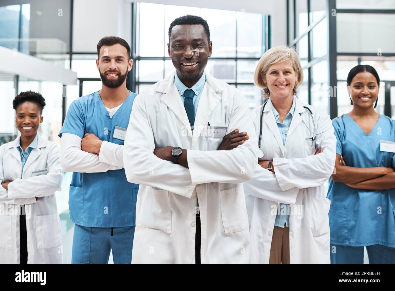 Die multidisziplinäre Versorgung ist ein integrierter teamübergreifender Ansatz im Gesundheitswesen. Porträt einer Gruppe von Ärzten, die in einem Krankenhaus zusammenstehen. Stockfoto