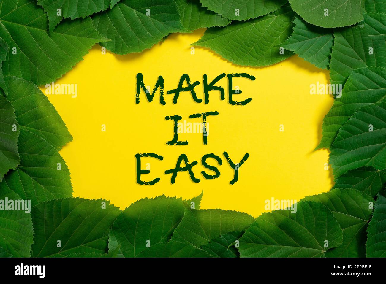 Inspiration mit Schild „Make IT Easy“. Word for Smart Approach mühelos Keine Sorgen oder Schwierigkeiten wichtige Informationen auf Papier unter vielen Blättern. Stockfoto
