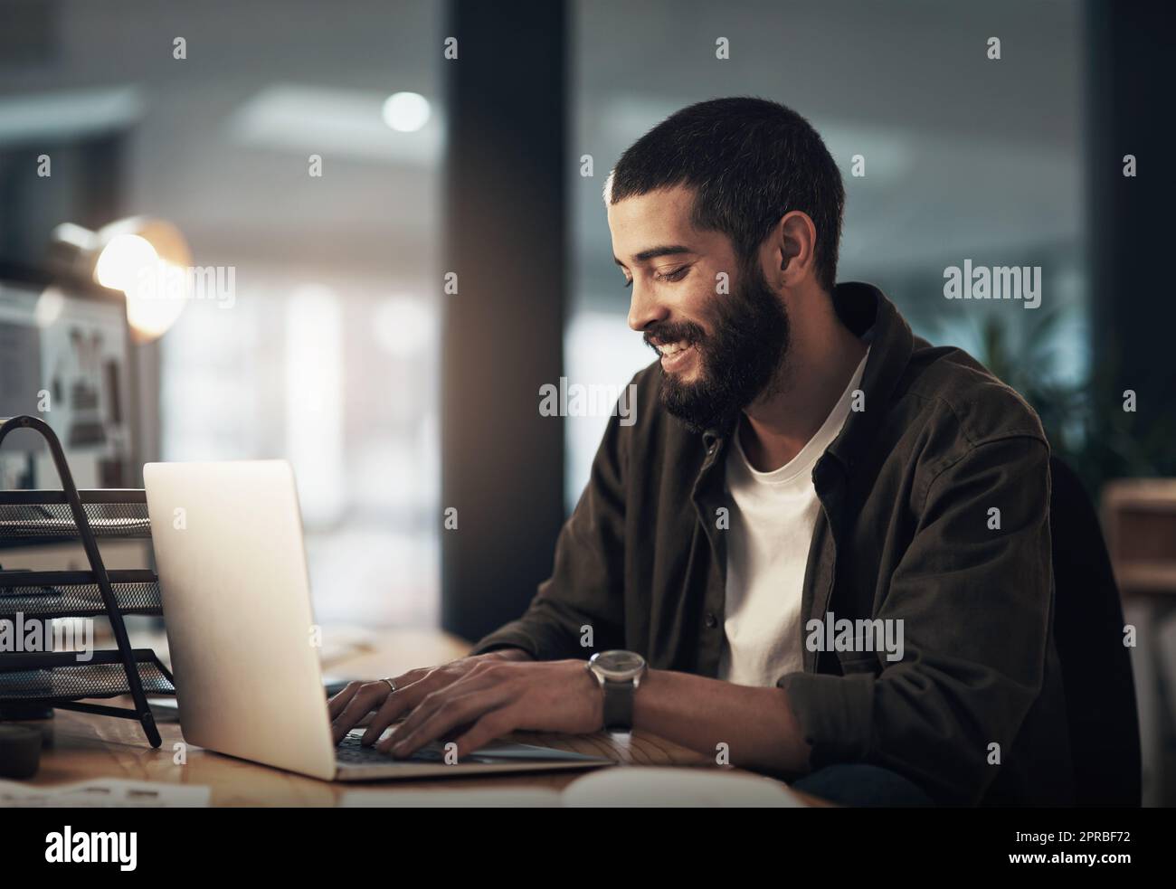 Arbeiten Sie hart und halten Sie diese Ziele zu erreichen. Ein junger Geschäftsmann mit einem Laptop während einer späten Nacht auf der Arbeit. Stockfoto