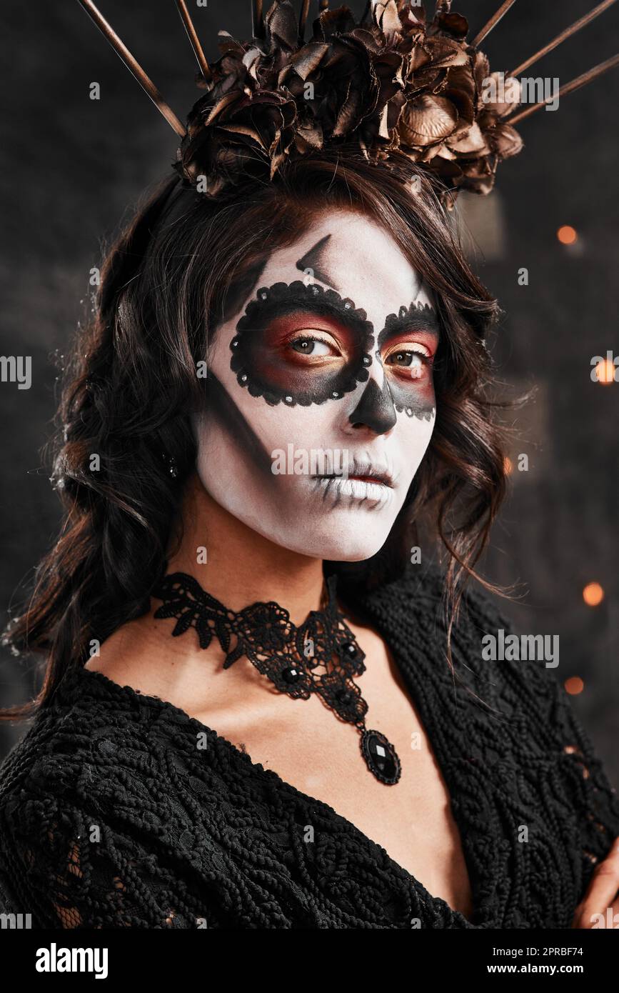 In den Geist von halloween eintauchen. Verkürztes Porträt einer attraktiven jungen Frau in ihrem Halloween-Kostüm im mexikanischen Stil. Stockfoto