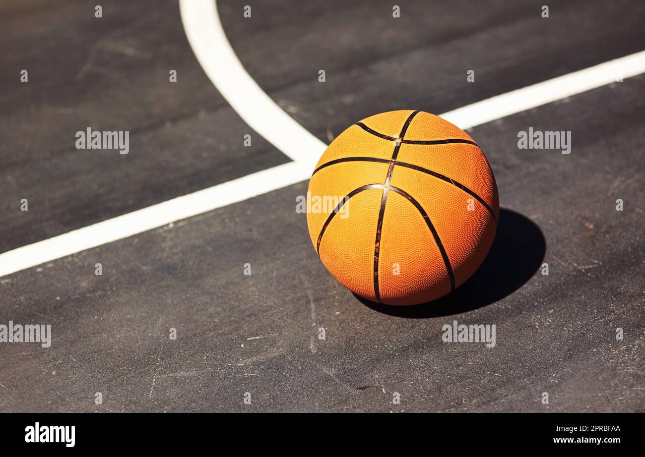 Schieß. Stillleben eines Basketballs auf dem Boden in einem Sportplatz. Stockfoto