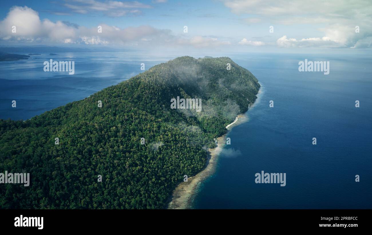 Ein schönes Ziel zum Abschalten. High-Angle-Aufnahme der schönen Inseln Indonesiens. Stockfoto