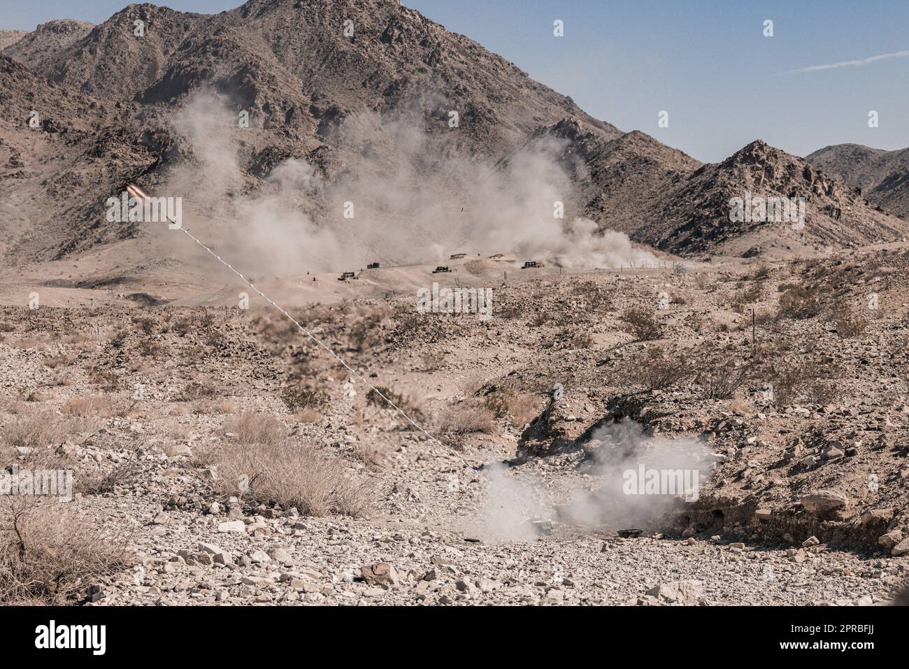 EIN US-AMERIKANISCHER Marine mit Fox Company, 2. Bataillon, 2. Marineregiment, 2. Marine Division, erteilt Befehl an ein Feuerwehrteam während der integrierten Übung (ITX) 3-23 im Marine Corps Air Ground Combat Center, Twentynine Palms, Kalifornien, 16. April 2023. ITX wurde entwickelt, um großen Truppen die Möglichkeit zu geben, ihre Marines durch ein Live-Fire-Programm zu steuern und zu kontrollieren, das alle Elemente der Marine Air-Ground Task Force einschließt. (USA Marinekorps (Foto: Lance CPL. Justin J. Marty) Stockfoto