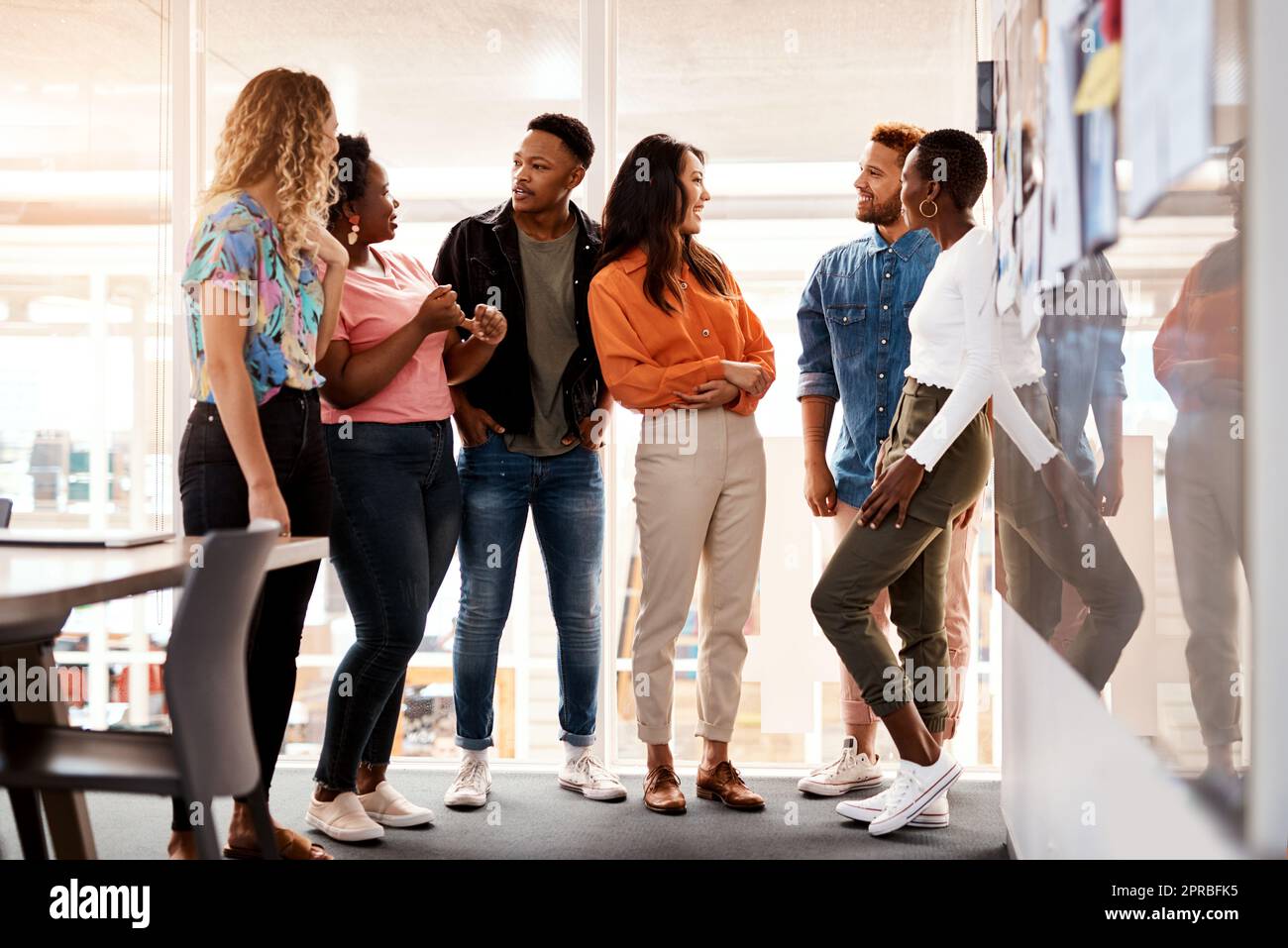 Sie befinden sich in der Ideenphase. In voller Länge eine Gruppe junger Designer, die im Sitzungssaal ihres Büros eine Diskussion führen. Stockfoto