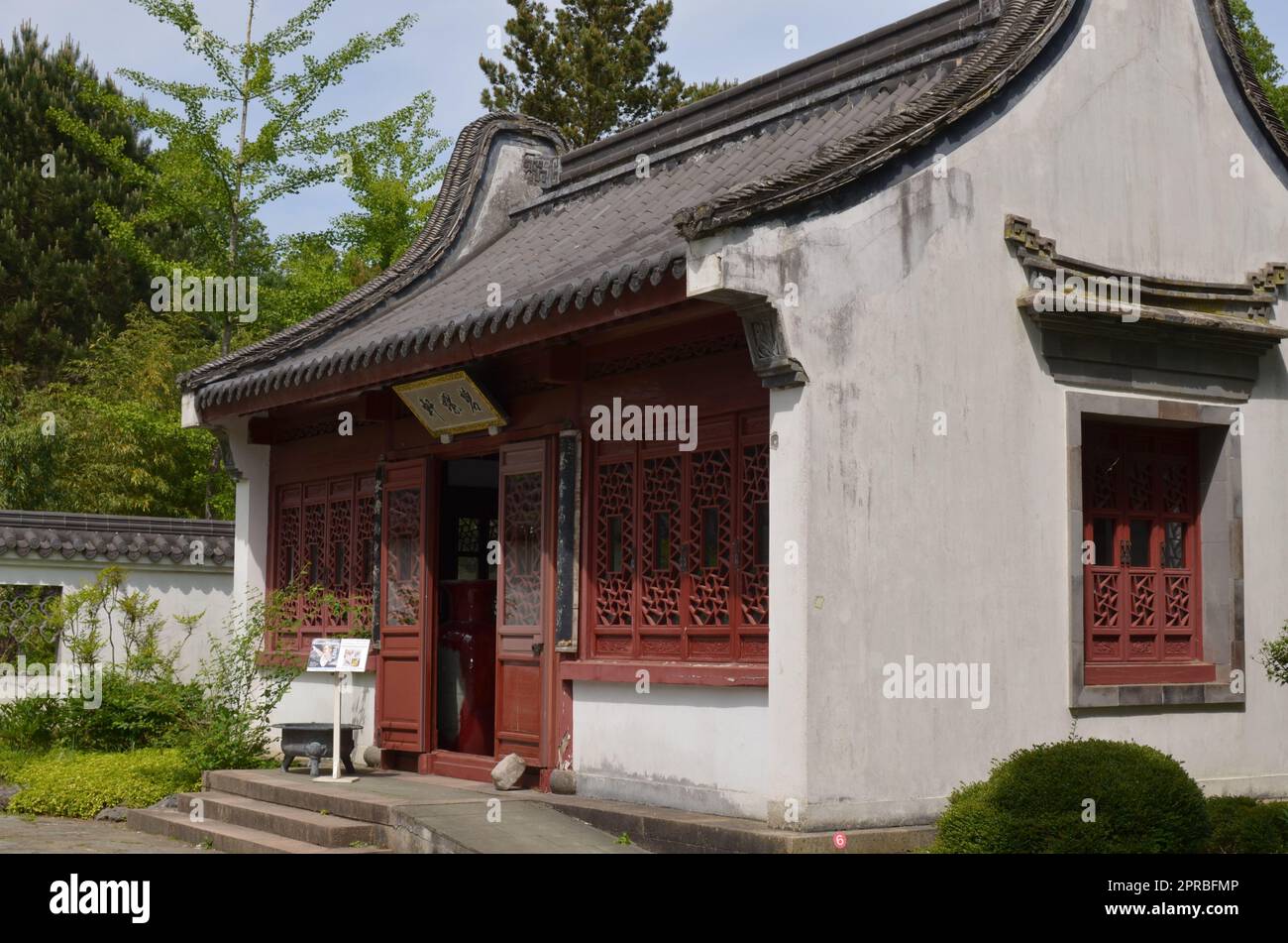 HAREN, NIEDERLANDE - 23. MAI 2022: Wunderschöner Blick auf das orientalische Gebäude im chinesischen Garten Stockfoto