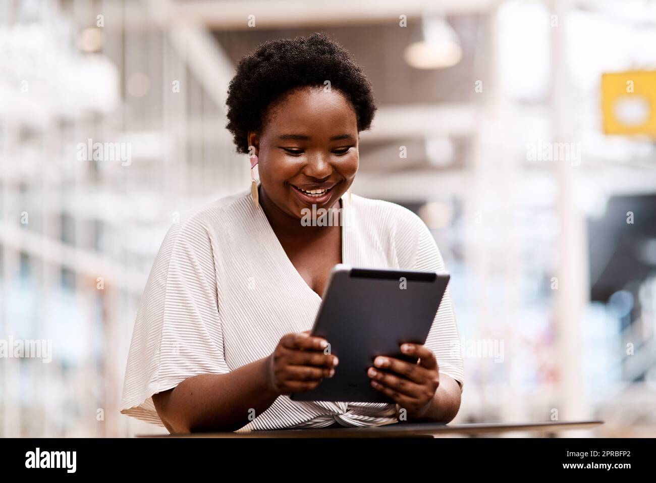 Selbstbewusst und kompetent in ihren Fähigkeiten. Eine junge Geschäftsfrau mit einem digitalen Tablet im Büro. Stockfoto