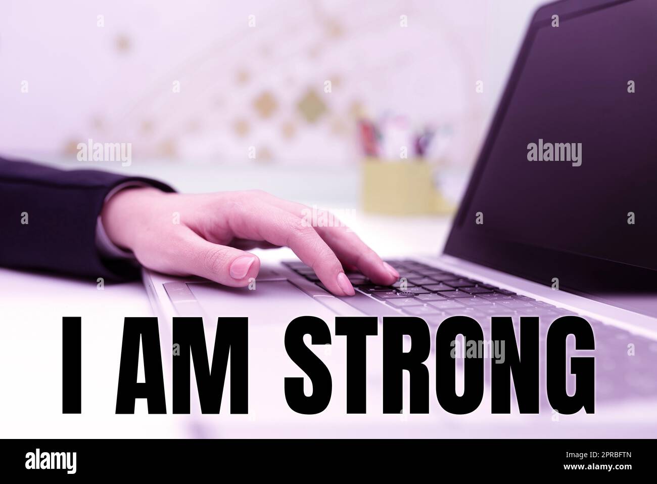 Handschrifttext Ich bin stark. Word for Have Great Strength being Healthy Powerful alles erreichen Geschäftsfrau tippen Aktuelle Updates auf Laptop Tastatur auf dem Schreibtisch. Stockfoto