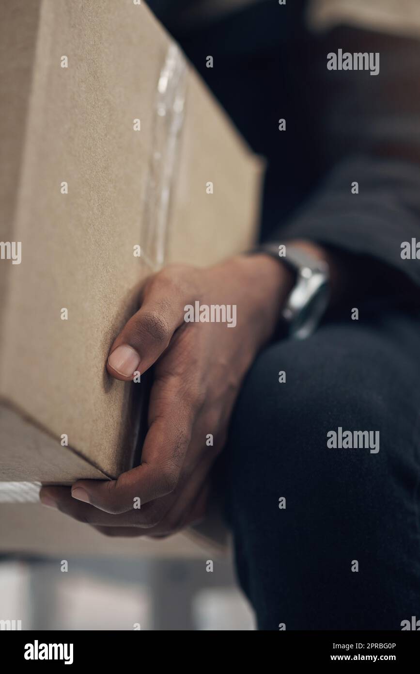 Wie immer pünktlich. Ein Mann, der ein Paket an einen Wohnort liefert. Stockfoto