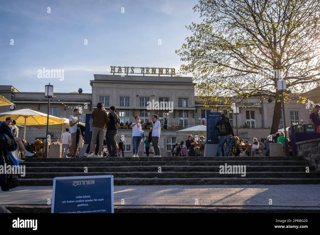 Leute, die sich im Haus Zenner, Veranstaltungsort und Biergarten im Treptower Park, Berlin Treptow, Deutschland, Europa treffen Stockfoto