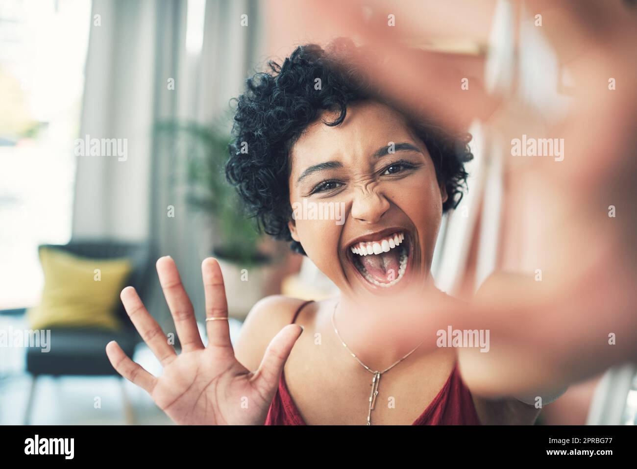 Wenn Sie gerade meiner Seite beigetreten, Hallo. eine schöne junge Frau Aufnahme sich zu Hause. Stockfoto