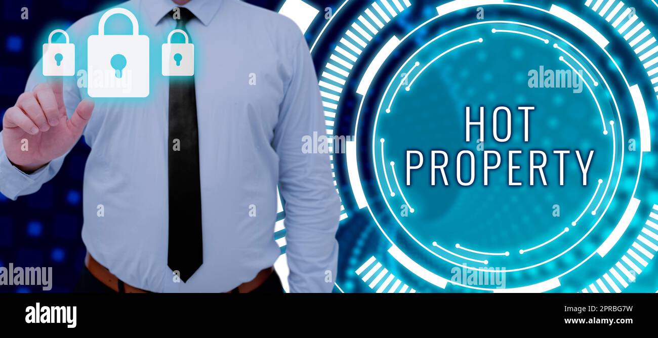 Handgeschriebenes Schild „Hot Property“. Konzept, das etwas bedeutet, das gesucht wird oder von dem sehr viel verlangt wird Geschäftsmann, der auf das Sicherheitssymbol zum Schutz wichtiger Informationen drängt. Stockfoto