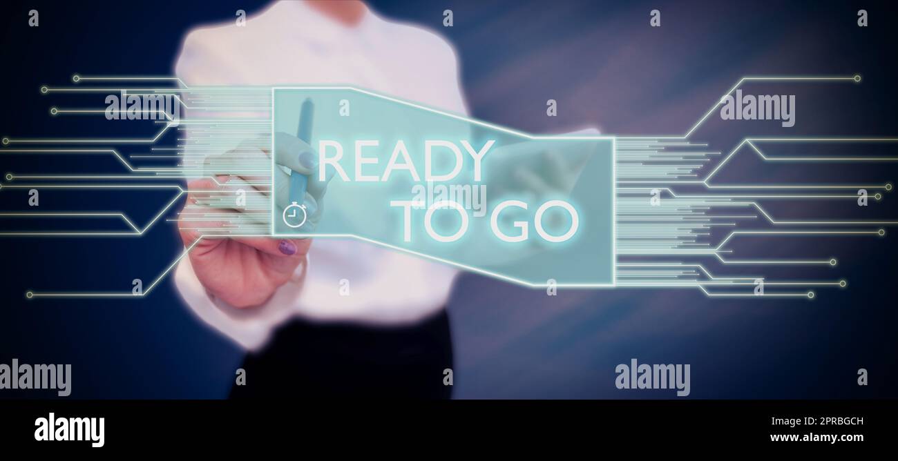 Konzeptionelle Beschriftung „Ready to Go“. Geschäftskonzept Fragen, ob jemand vorbereitet ist oder seine Sachen eingepackt hat Geschäftsmann in Anzug hält Notizblock, der für erfolgreiche Teamarbeit steht. Stockfoto