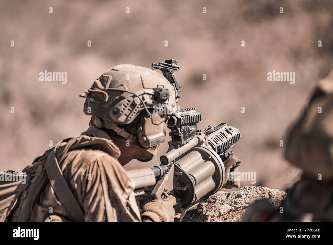 EIN US-AMERIKANISCHER Marine mit Fox Company, 2. Bataillon, 2. Marineregiment, 2. Marine Division, erteilt Befehl an ein Feuerwehrteam während der integrierten Übung (ITX) 3-23 im Marine Corps Air Ground Combat Center, Twentynine Palms, Kalifornien, 16. April 2023. ITX wurde entwickelt, um großen Truppen die Möglichkeit zu geben, ihre Marines durch ein Live-Fire-Programm zu steuern und zu kontrollieren, das alle Elemente der Marine Air-Ground Task Force einschließt. (USA Marinekorps (Foto: Lance CPL. Justin J. Marty) Stockfoto