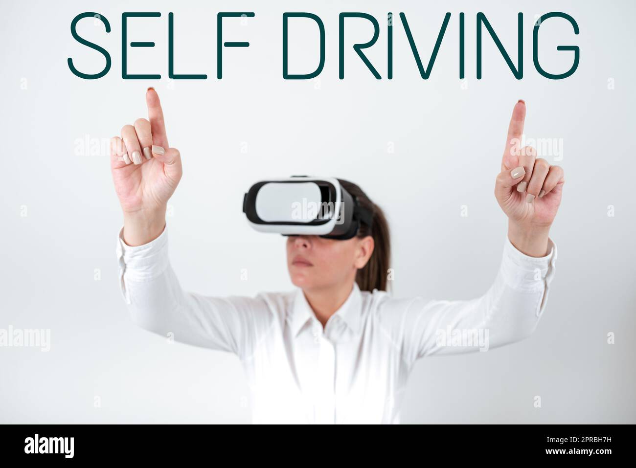 Konzeptionelle Darstellung Selbststeuernd. Geschäftsidee autonome Fahrzeugsteuerung, die ohne menschliche Eingabe funktioniert. Frau trägt eine VR-Brille und zeigt mit beiden Händen auf wichtige Nachrichten Stockfoto