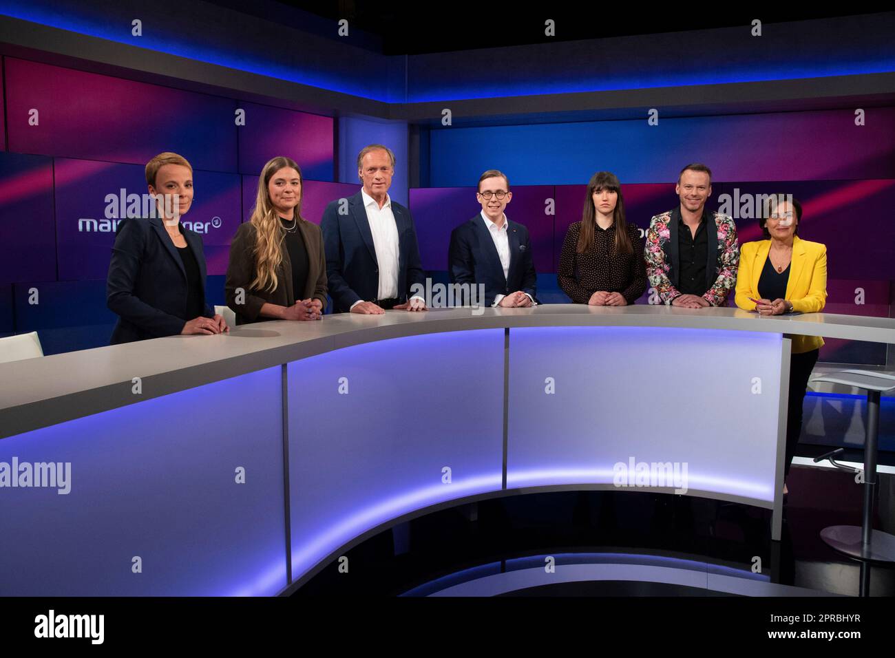 Köln, Deutschland. 26. April 2023. Von links: Hannah BETHKE, Journalist, Rahel KLEIN, Journalist, Gerhard DELLING, Sportmoderator, Fernsehmoderator, Philipp AMTHOR, Politiker, CDU, Carla HINRICHS, Sprecherin der letzten Generation, Christian EHRLICH. Tierfilmmacher Sandra MAISCHBERGER, Moderatorin, "Maischberger", Talkshow, WDR/ARD, 26. April 2023. Kredit: dpa/Alamy Live News Stockfoto