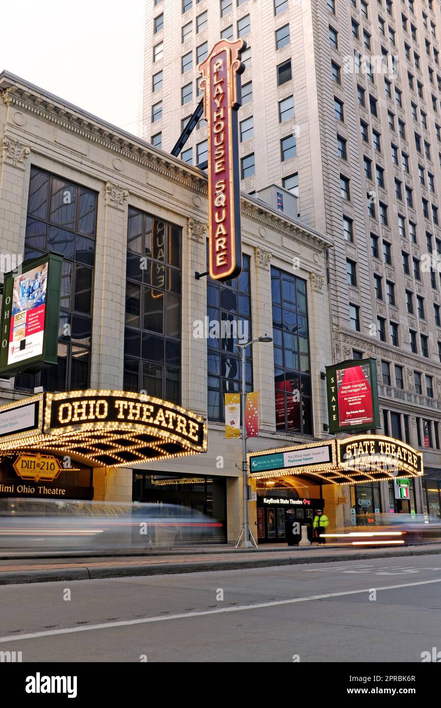 Das Playhouse Square Performing Arts Center im Theaterviertel von Cleveland umfasst das Ohio und die State Theaters. Die neuen Zelte des Theaters sollen bis Ende Juni 2023 betriebsbereit sein, so dass die alten Zelte auf dem Foto, das am 11. Februar 2023 aufgenommen wurde, nicht mehr Teil der Straßenlandschaft des Theaterviertels für darstellende Künste sein werden. Die neuen Markisen sind Teil eines Renovierungsplans für das Theaterviertel, das zweitgrößte Zentrum für darstellende Künste in den USA. Stockfoto