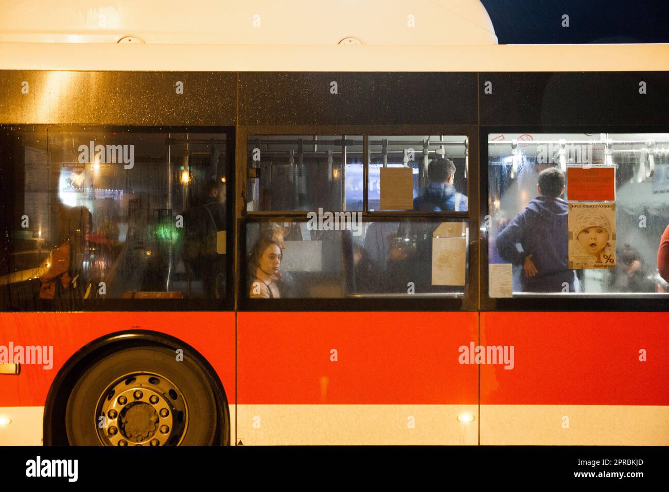 Ein ukrainisches Mädchen, das zu Fuß über Shehyni Ukraine nach Medyka Polen gereist ist, sitzt in einem Bus und wartet darauf, am 2022. April in ein Flüchtlingshaus gebracht zu werden Stockfoto