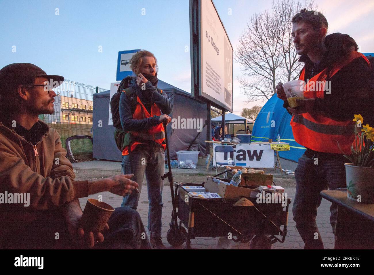 Helfer diskutieren über die Zahl der ukrainischen Flüchtlinge, die von der Shehyni Ukraine nach polen überqueren sollen. Stockfoto