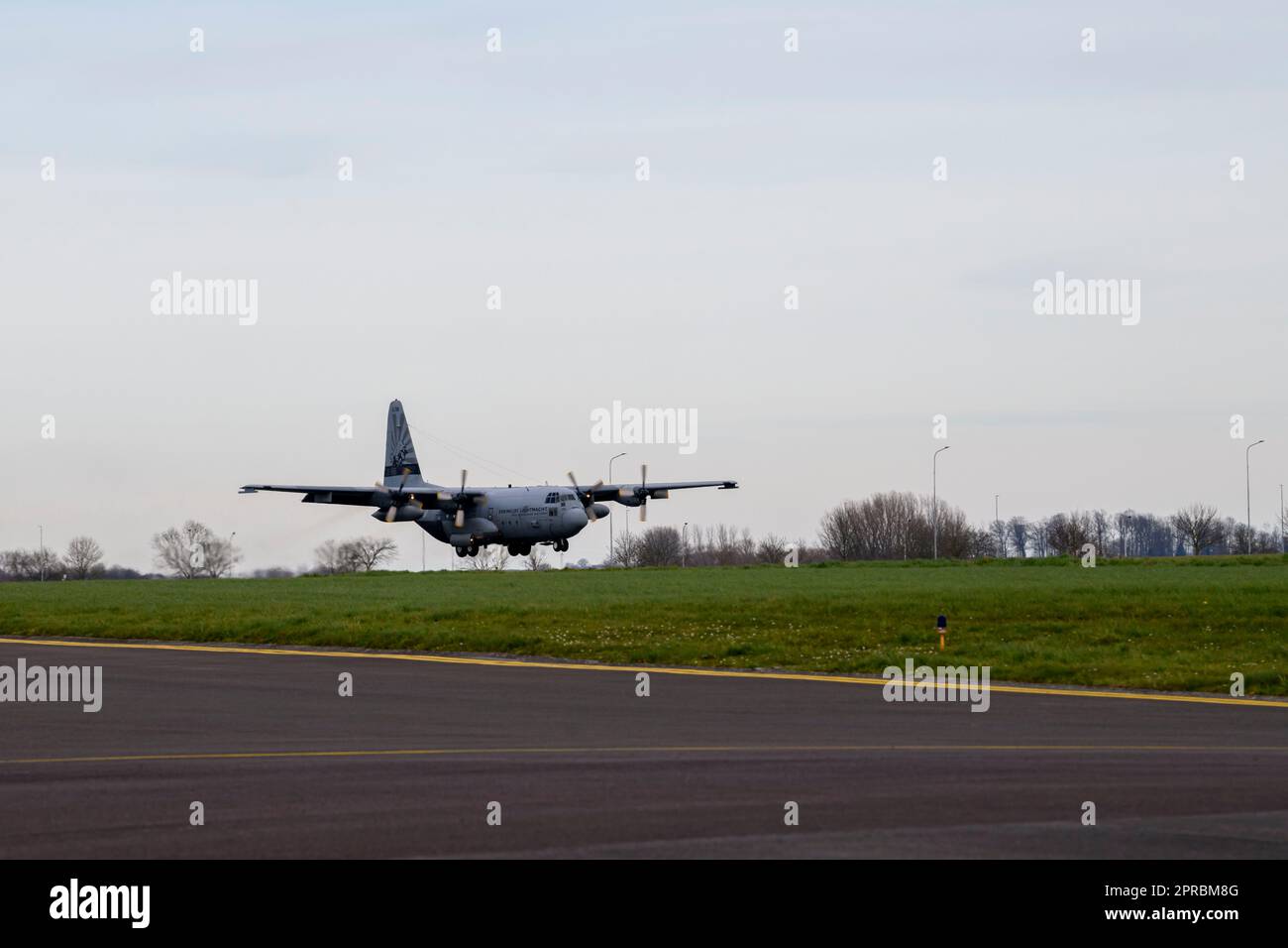 Die Besatzung einer niederländischen C-130 der 336. Staffel, Air Mobility Command, Royal Netherlands Air Force in Eindhoven, führt Landungseinsätze während der Übung Orange Bull auf dem Luftwaffenstützpunkt Chièvres, Belgien, am 16. März 2023 durch. (USA Armeefoto von Pierre-Etienne Courtejoie) Stockfoto