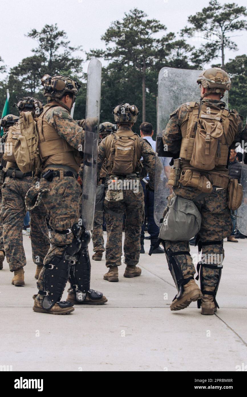 USA Marines mit der 26. Marine Expeditionary Unit nutzen Techniken zur Kontrolle von Menschenmengen während einer nichtkombattanten Evakuierungsoperation (NEO) im Rahmen der Amphibious Ready Group/MEU Übung (ARGMEUEX) in Stone Bay, North Carolina, am 25. April 2023. Neos helfen den USA Außenministerium mit der Evakuierung von Bürgern und zugelassenem Personal aus einem fremden Land in einen geeigneten sicheren Hafen. Die 26. Marineexpeditionstruppe ist im Einsatz, und die Bataan ARG führt ARGMEUEX durch. (USA Marinekorps Foto von CPL. Kyle Jia) Stockfoto