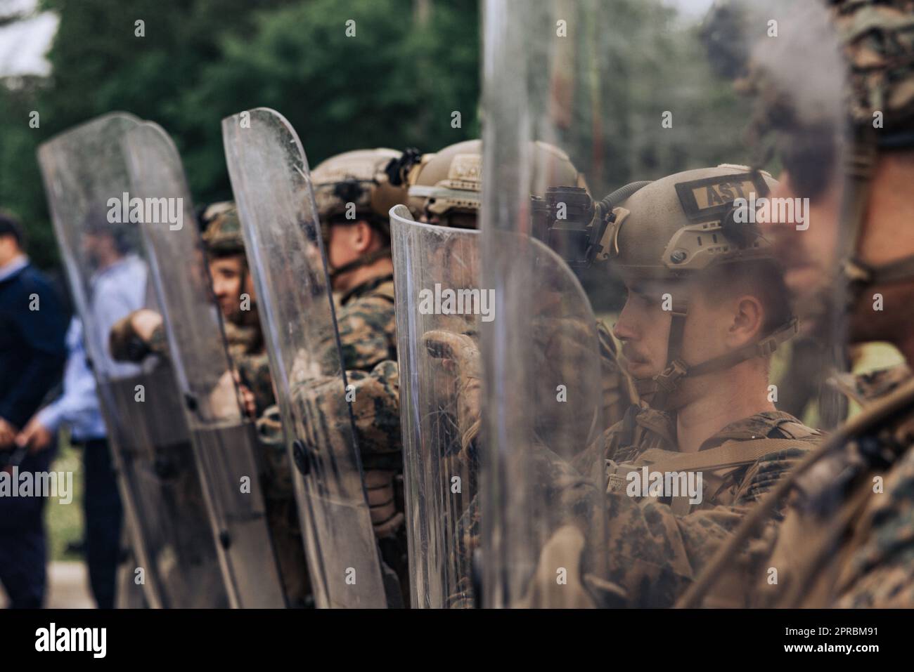 USA Marines mit der 26. Marine Expeditionary Unit nutzen Techniken zur Kontrolle von Menschenmengen während einer nichtkombattanten Evakuierungsoperation (NEO) im Rahmen der Amphibious Ready Group/MEU Übung (ARGMEUEX) in Stone Bay, North Carolina, am 25. April 2023. Neos helfen den USA Außenministerium mit der Evakuierung von Bürgern und zugelassenem Personal aus einem fremden Land in einen geeigneten sicheren Hafen. Die 26. Marineexpeditionstruppe ist im Einsatz, und die Bataan ARG führt ARGMEUEX durch. (USA Marinekorps Foto von CPL. Kyle Jia) Stockfoto